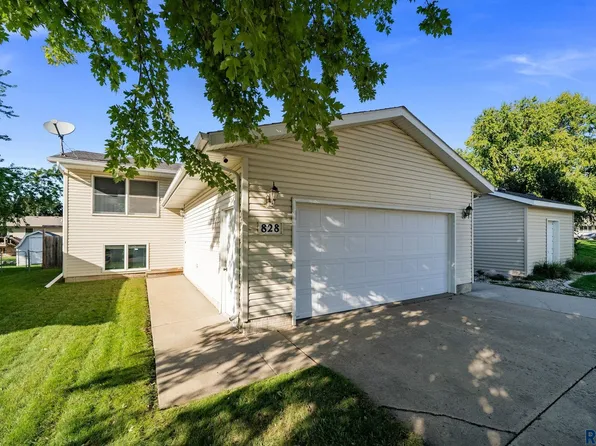 828 S Suburban Dr, Sioux Falls, SD 57110