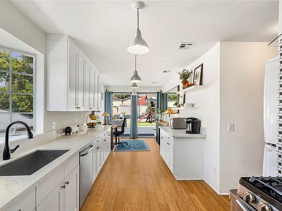 4th image of 2923 Jeffries Ave