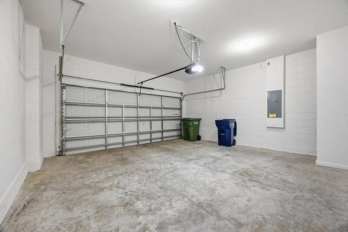 3 bed, 2.0 bath, 3668 sqft, $2,050 — Photo 4