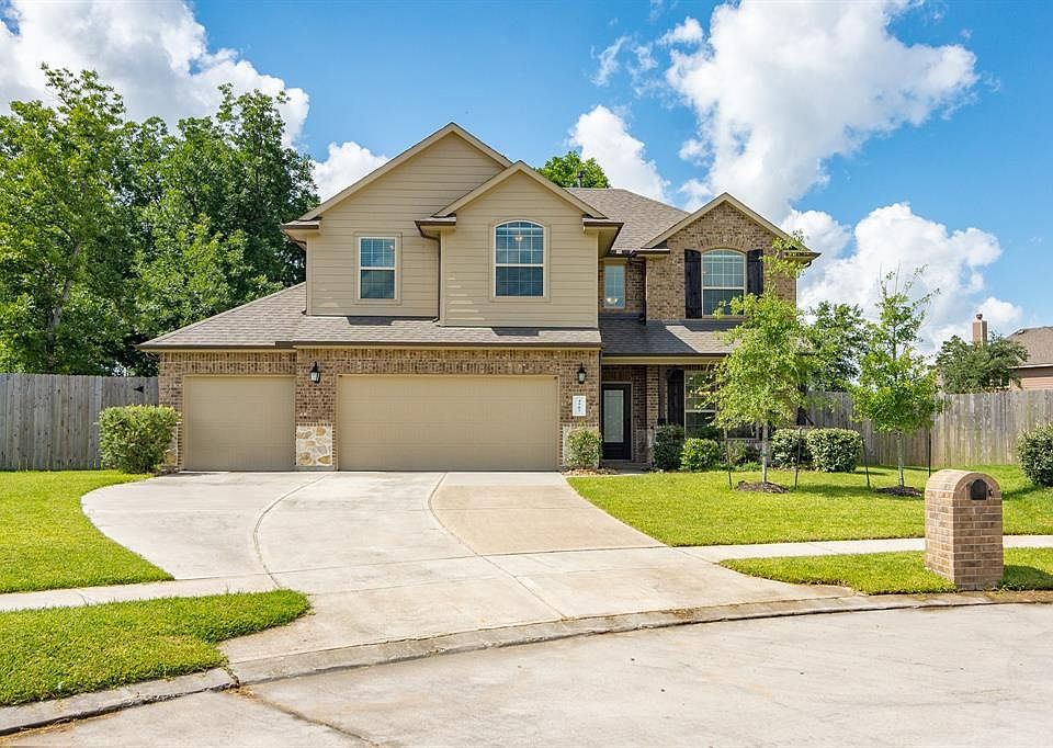 Lovely home with huge lot, situated on a quiet cul de sac.