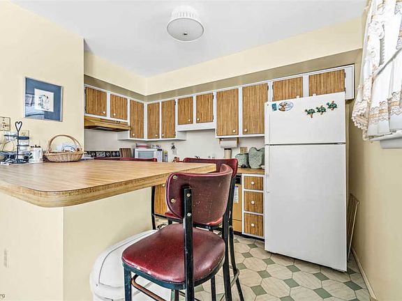 3rd image of 308 40th St #2