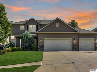 19505 Cottonwood Cir, Elkhorn, NE 68022
