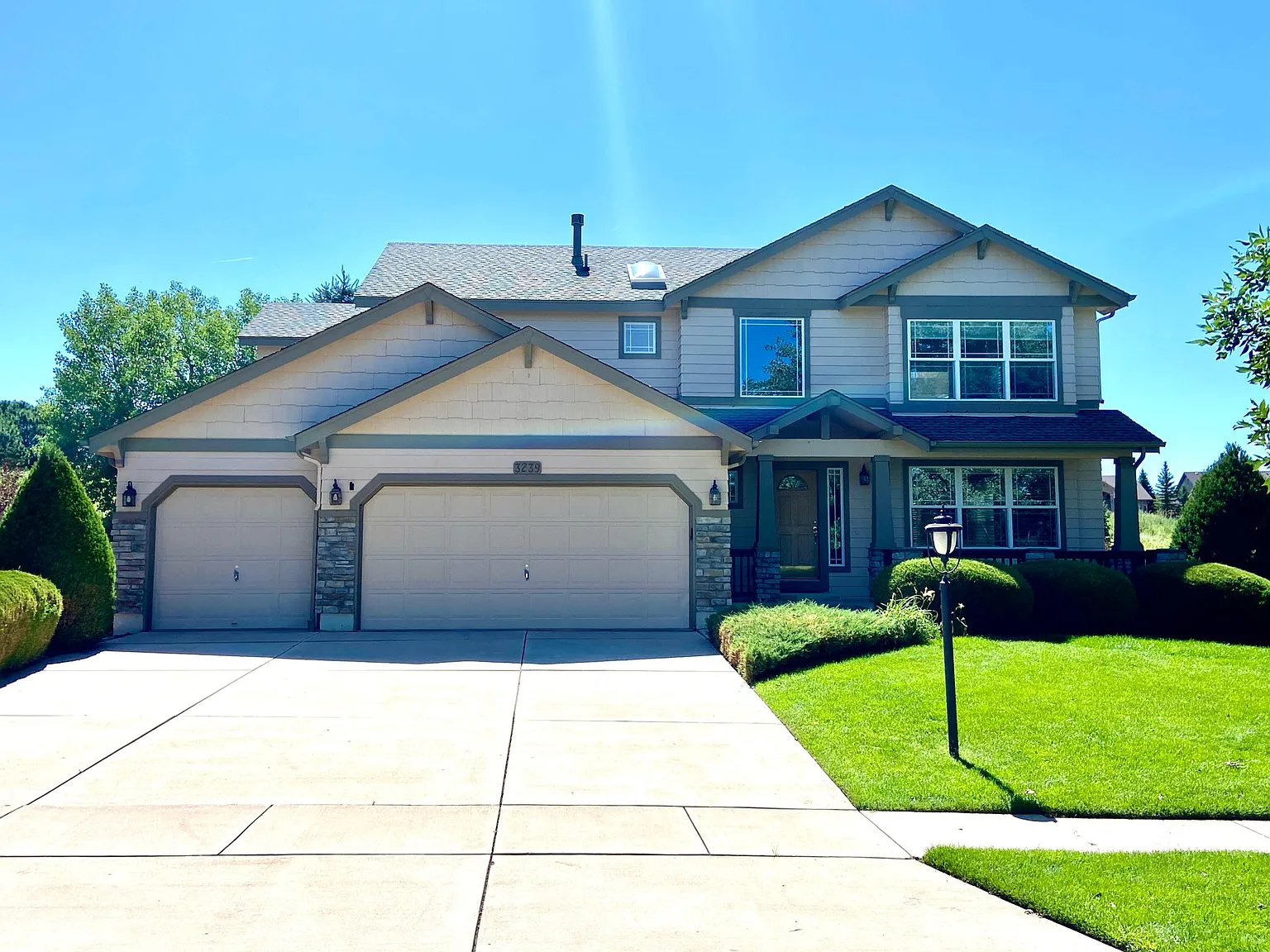 4 bed, 3.5 bath, 3700 sqft, $3,295 — Photo 1