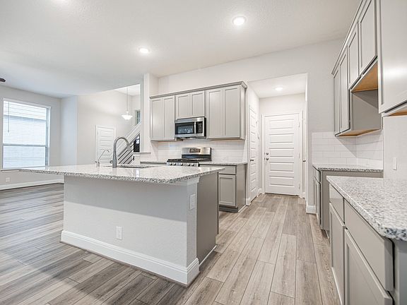4th image of 100 Grace Ave #Vzb30n