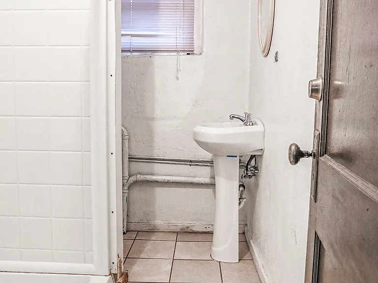 East Evans Apartments — Photo 20