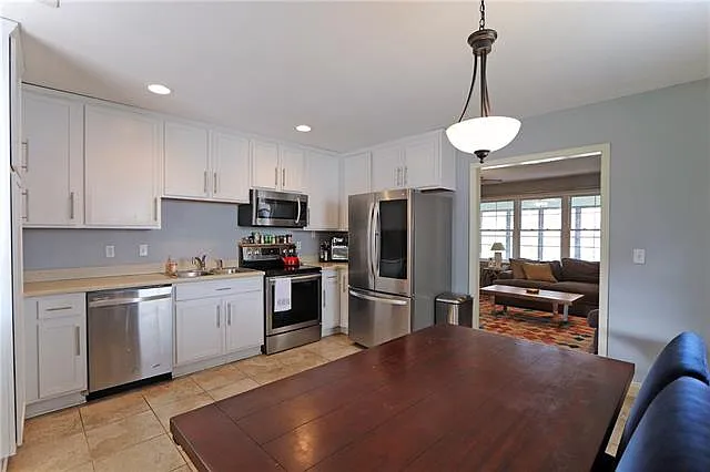3 bed, 2.0 bath, 1350 sqft, $2,300 — Photo 4