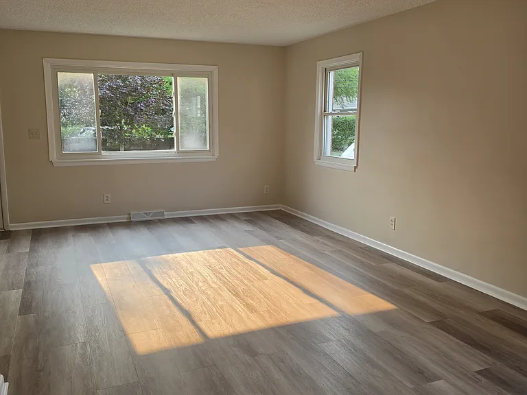 1421 & 1423 Creighton Ave #1421 — Photo 8
