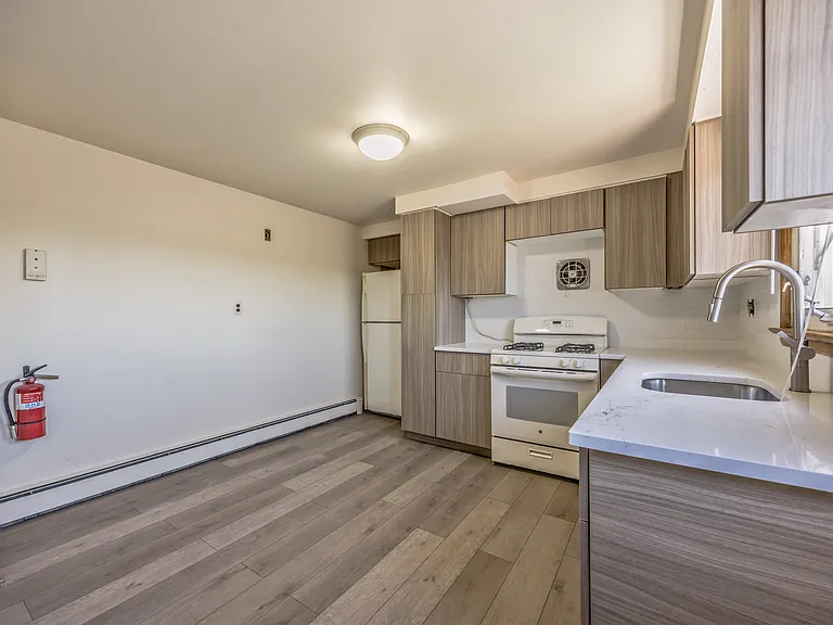 88 Maple Ave — Photo 6