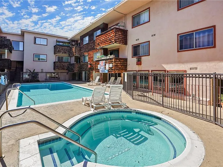 5349 Newcastle Ave #18 — Photo 4