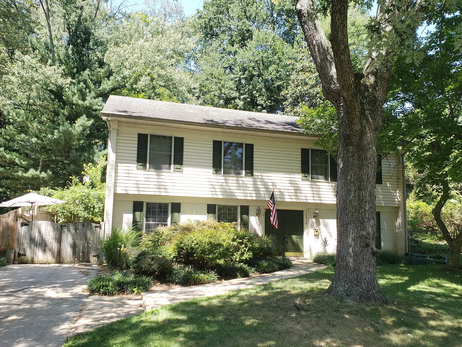 4 bed, 2.5 bath, 2200 sqft, $3,000 — Photo 2