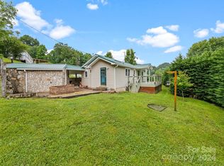 402 Log Cabin Rd, Waynesville, NC 28786