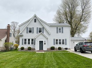 4351 Arondale Dr, Williamsville, NY 14221