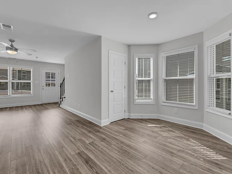 225 Limestone Point Dr — Photo 2