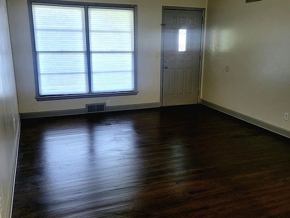 5th image of 805 W Hartford Pl