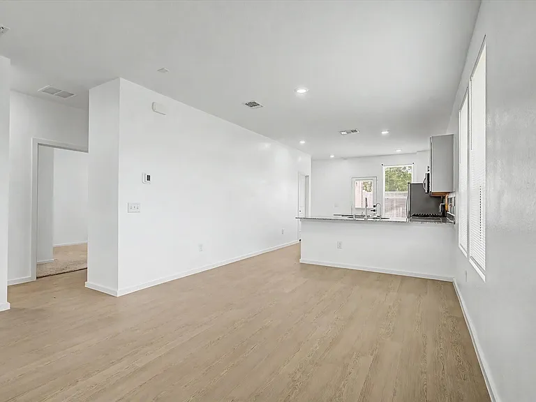 511 Louis Ln — Photo 7