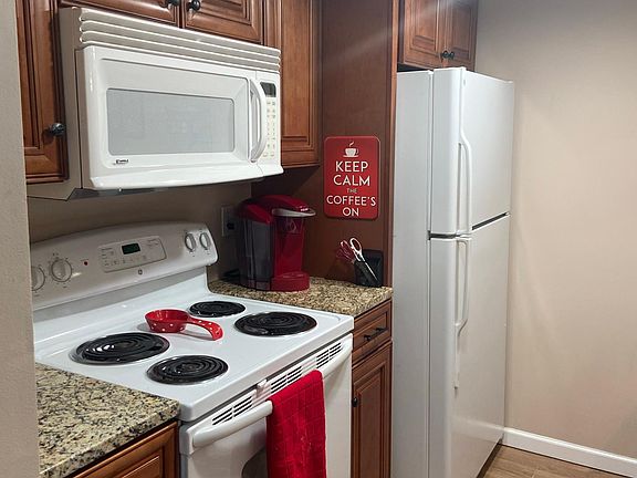 3rd image of 123 W Woodbine Ave