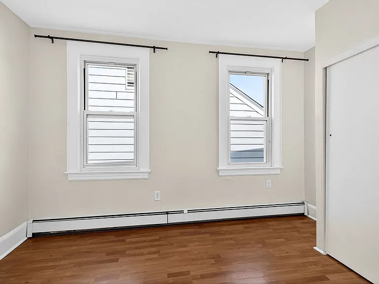 49 Welland Ave — Photo 12