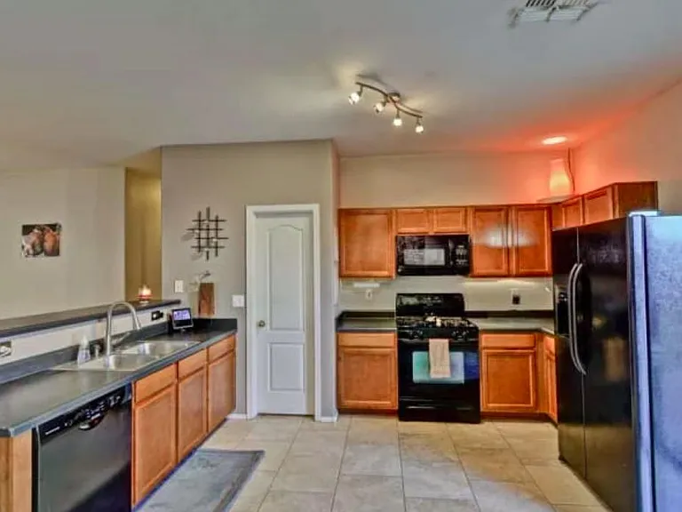 220 E Beth Dr — Photo 5