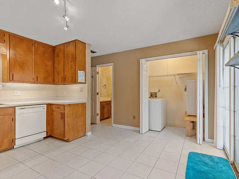 2372 Gregory Dr — Photo 6