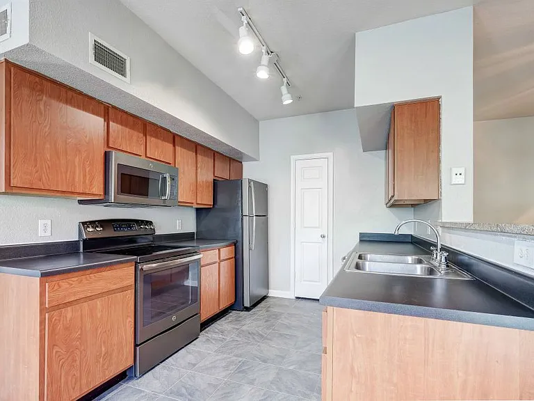 Franklin Apartments — Photo 13