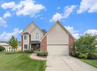 28016 Stillwater Ct S, New Hudson, MI
