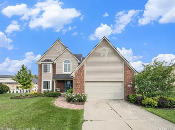 28016 Stillwater Ct S, New Hudson, MI 48165