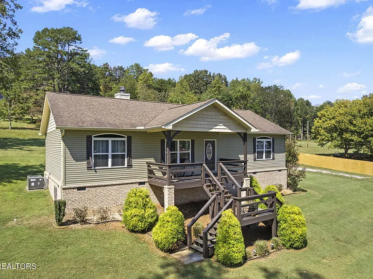 135 Lake Overlook Dr — Photo 1