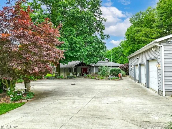 3463 Fairway Dr, Barberton, OH 44203