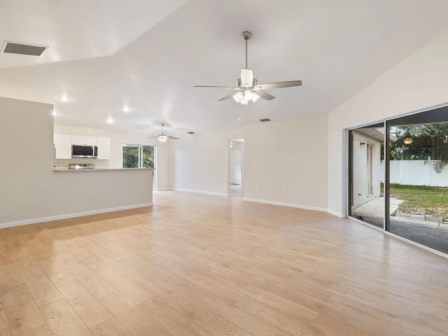 3 bed, 1398 sqft, $1,995 — Photo 4