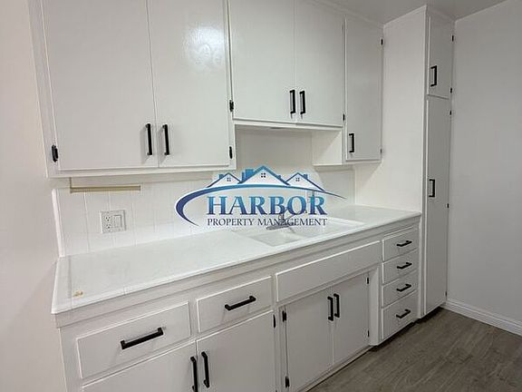 5th image of 213 W Manchester Blvd APT 6