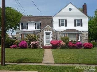 233 E Dean St, Freeport, NY 11520