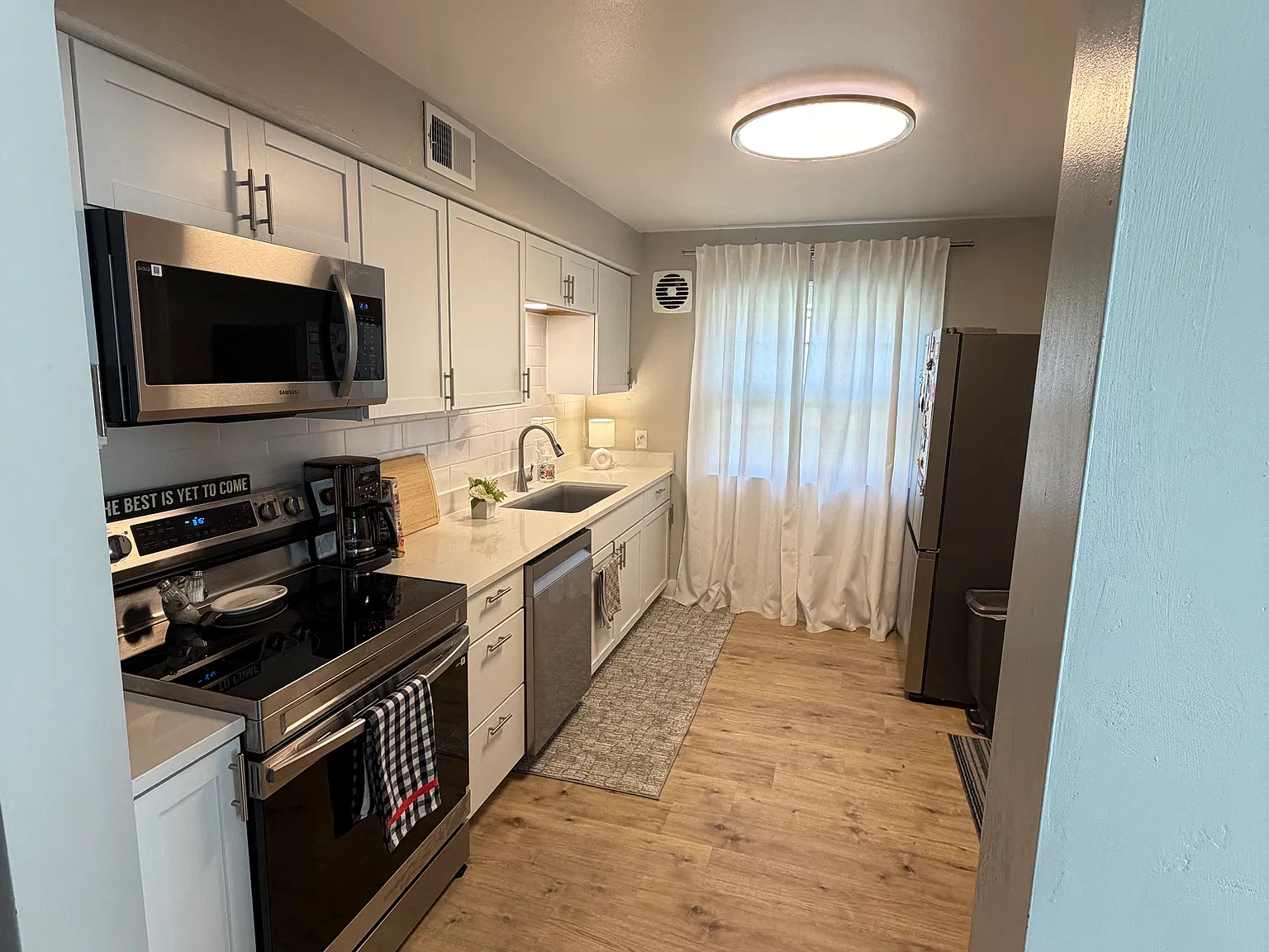 3 bed, 1300 sqft, $2,095 — Photo 2
