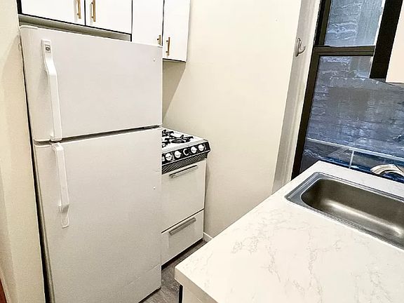4th image of 230 E 25th St APT 5
