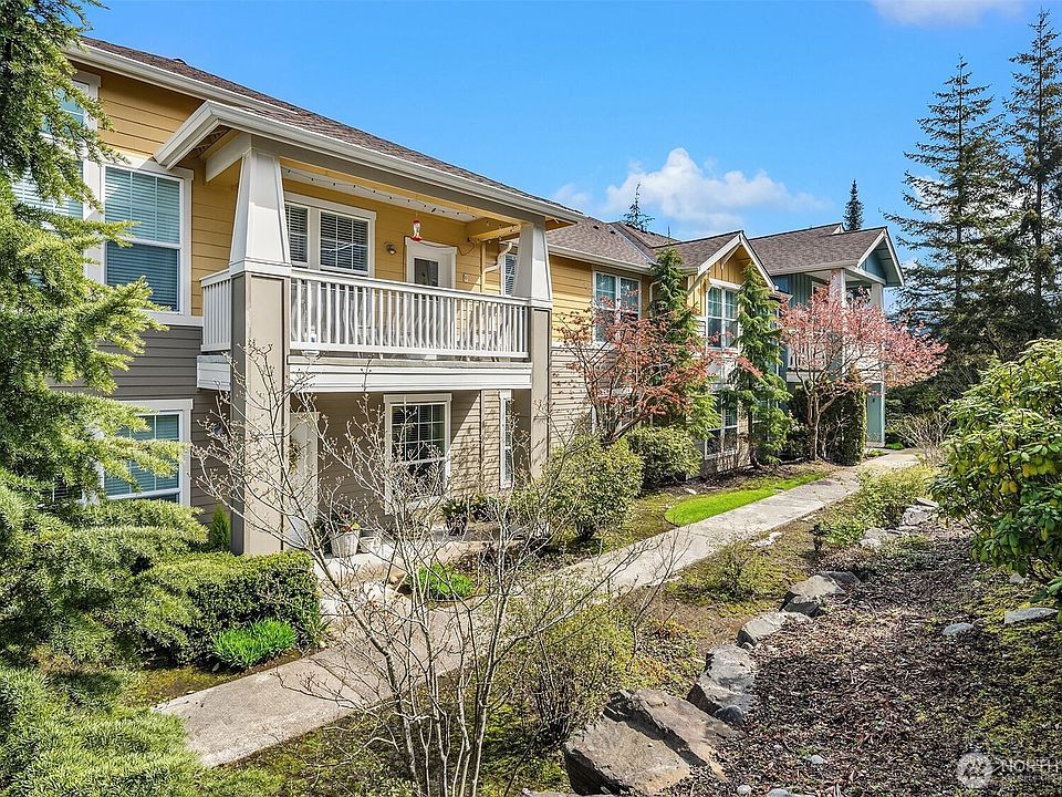Vision of the extremely well maintained building in The Falls.>