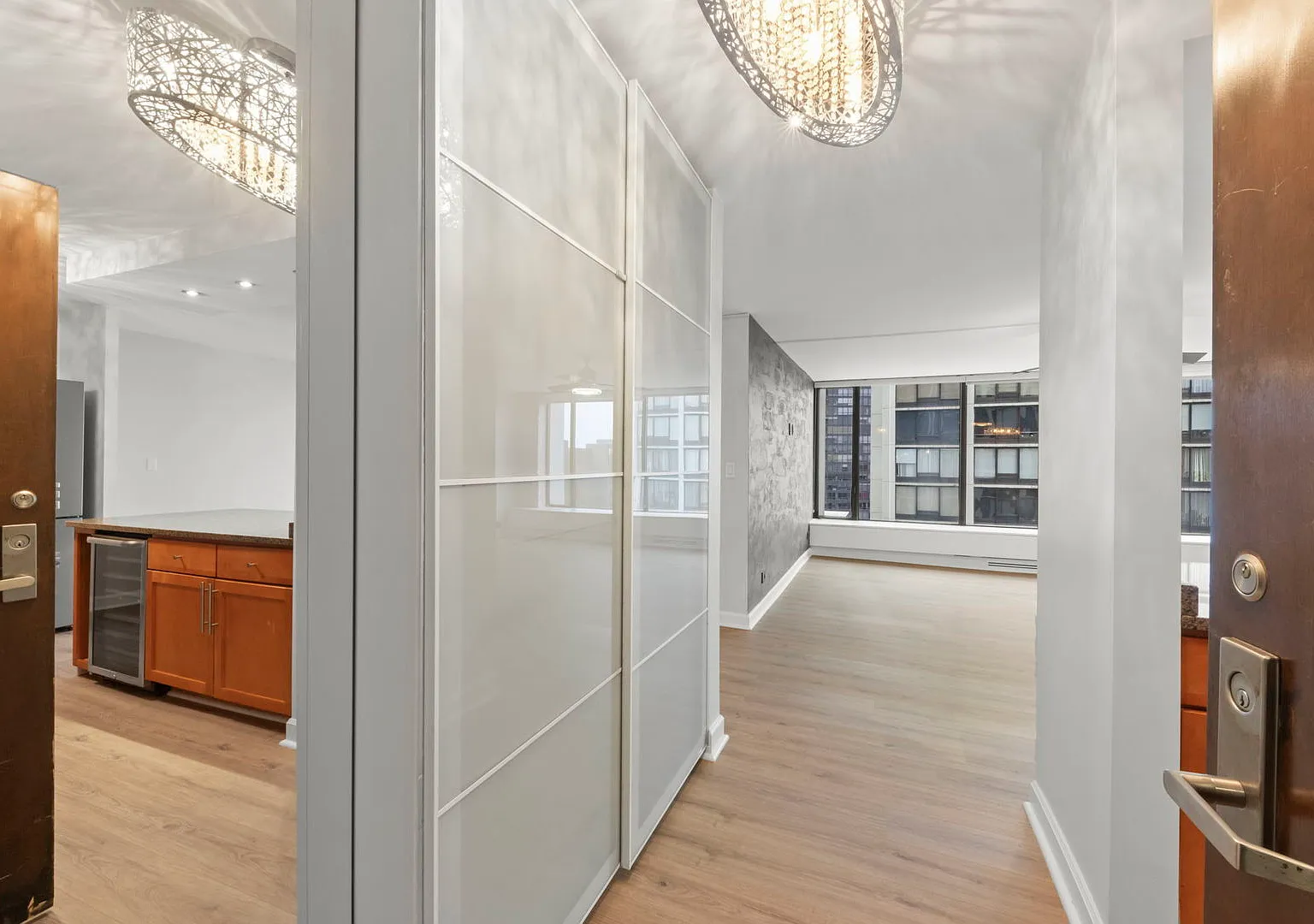 1 bed, 860 sqft, $2,400 — Photo 2