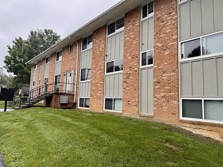 Renovated Apartment Close to VT — Photo 16