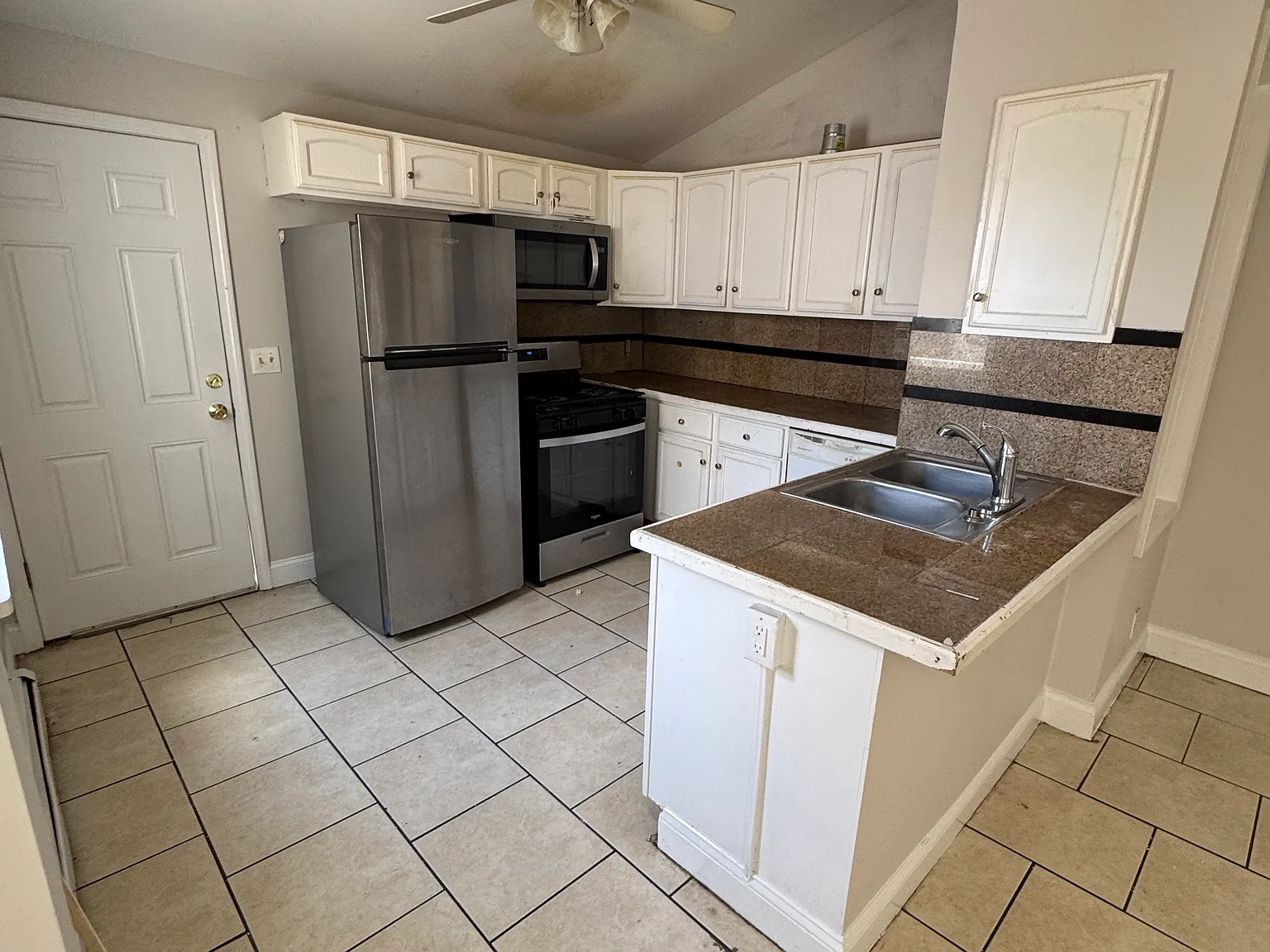 3 bed, 1248 sqft, $2,350 — Photo 1