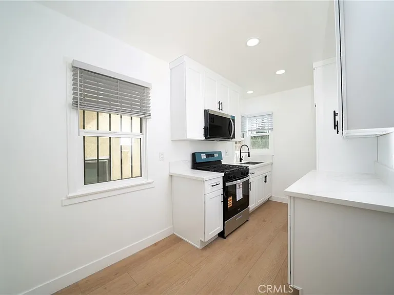 1048 Cedar Ave — Photo 6