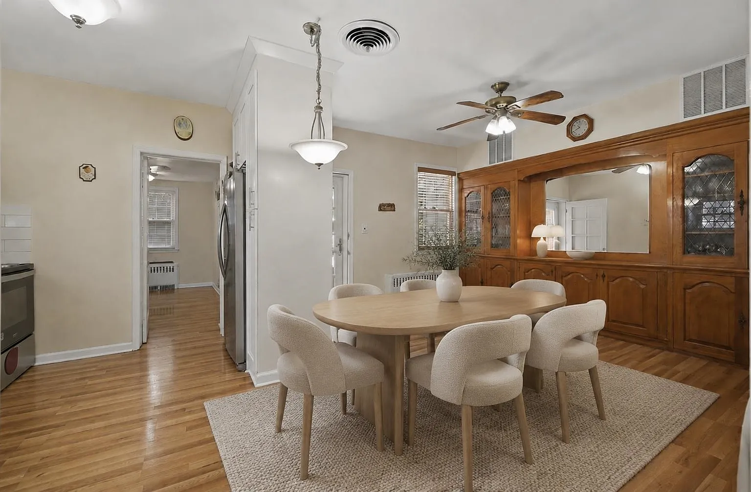 3 bed, 1.0 bath, 1100 sqft, $3,500 — Photo 3
