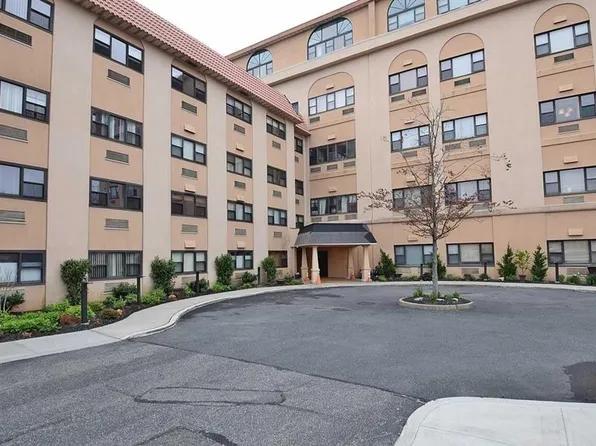 185 W Park Ave APT 205, Long Beach, NY 11561