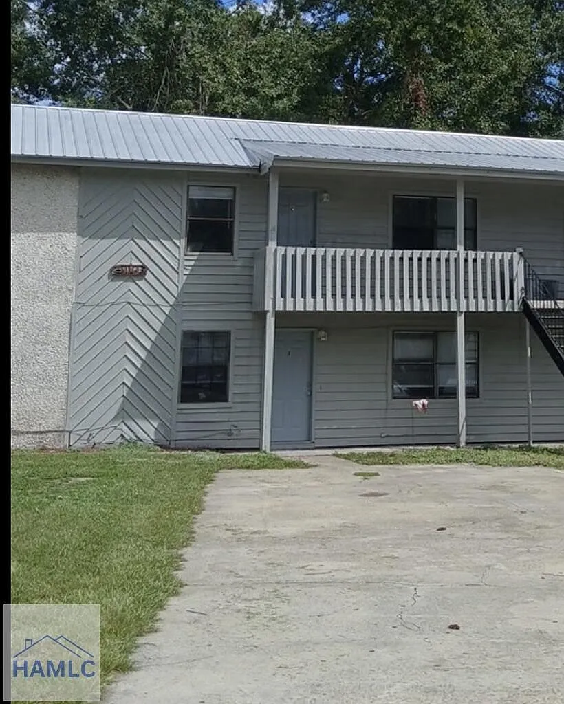 2 bed, 1.0 bath, 828 sqft, $1,095 — Photo 1