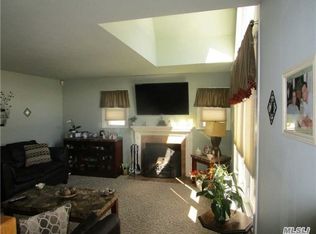 2112 Willow St, Wantagh, NY 11793