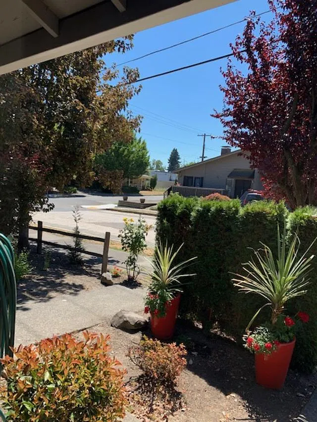 2 bed, 1.5 bath, 1050 sqft, $2,200 — Photo 1