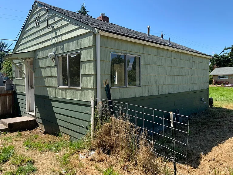 2425 SW Pickford St — Photo 2