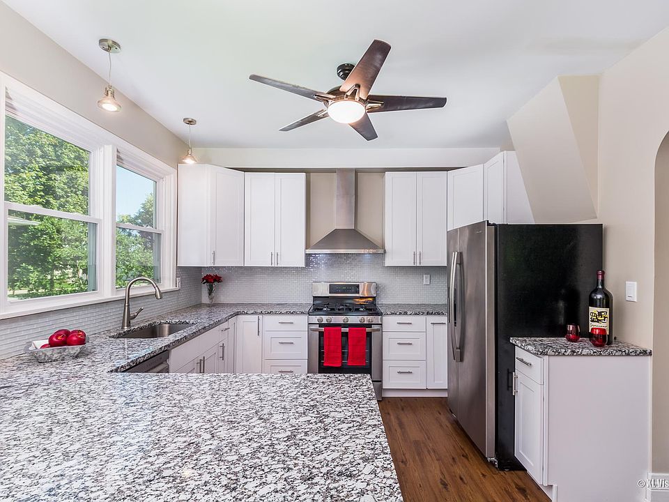 Brand new kitchen, all new appliances includes dishwasher and disposal, touchless sink faucet