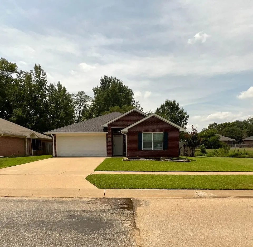3 bed, 1383 sqft, $1,775 — Photo 2