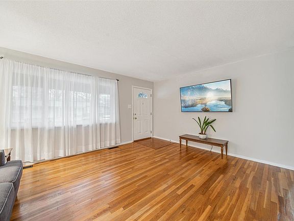 4th image of 2608 Carousel Dr