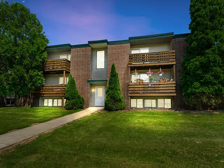 Clay Court Apartments — Photo 35
