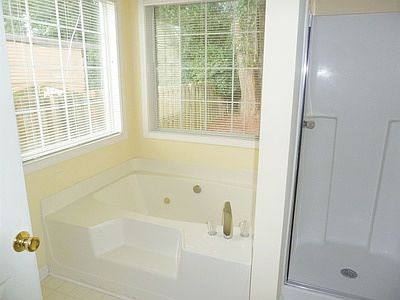 Jacuzzi tub in Master Ba