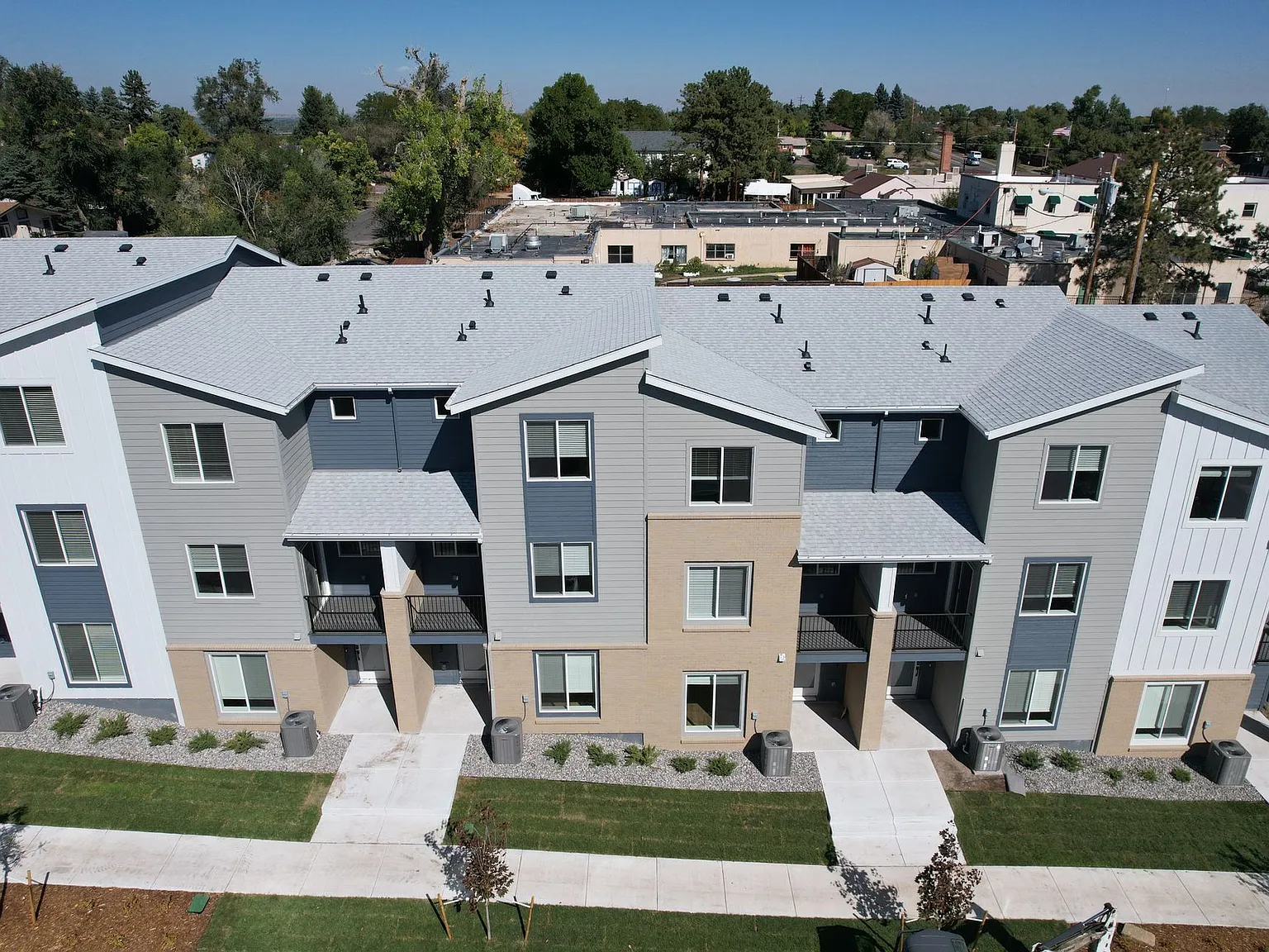 Applewood Town Homes 3 Bedroom 3 Bath Beautiful Newer Units! With Fabulous Views — Photo 4